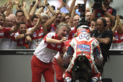 Переможець гонки Андреа Довіціозо, Ducati Team, Паоло Чіабатті, спортівний директор Ducati Corse