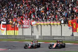 Esteban Gutierrez, Haas F1 Team VF-16, en Pascal Wehrlein, Manor Racing MRT05