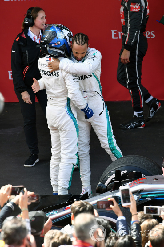 Hamilton tarolt a Mercedesszel Barcelonában - F1 2018