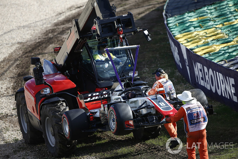I marshals rimuovono dal circuito la monoposto di Romain Grosjean, Haas F1 Team VF-18 Ferrari