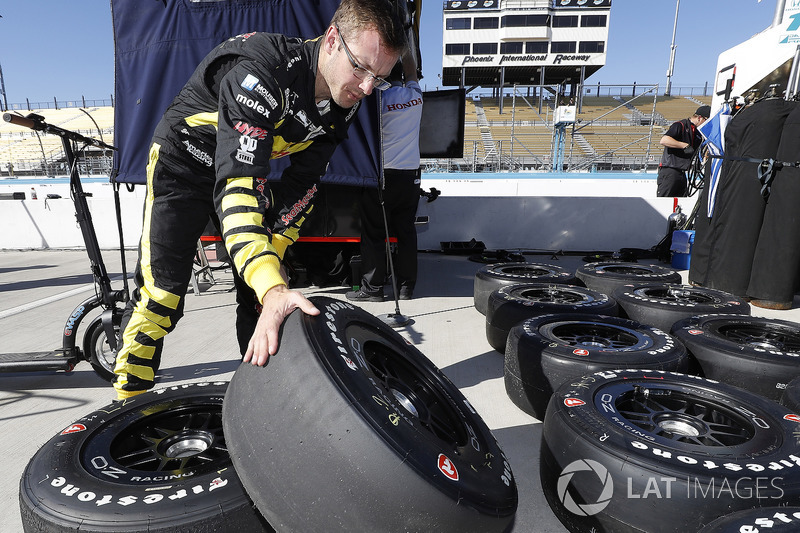 Sébastien Bourdais, Dale Coyne Racing with Vasser-Sullivan Honda examines his Firestone tires