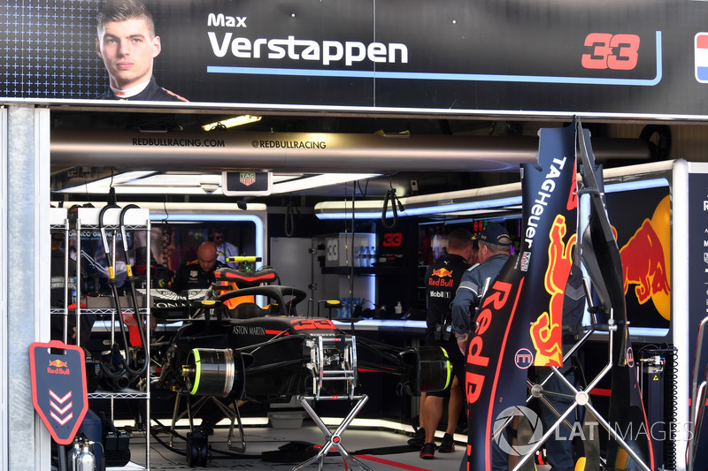 La voiture de Max Verstappen, Red Bull Racing RB14 dans le garage pendant les qualifications