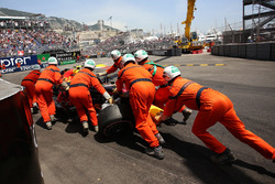 I marshal recuperano la monoposto incidentata di Max Verstappen, Red Bull Racing RB14