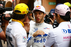 Pierre Gasly, Toro Rosso, talks to Carlos Sainz Jr., Renault Sport F1 Team, and Sergio Perez, Force India