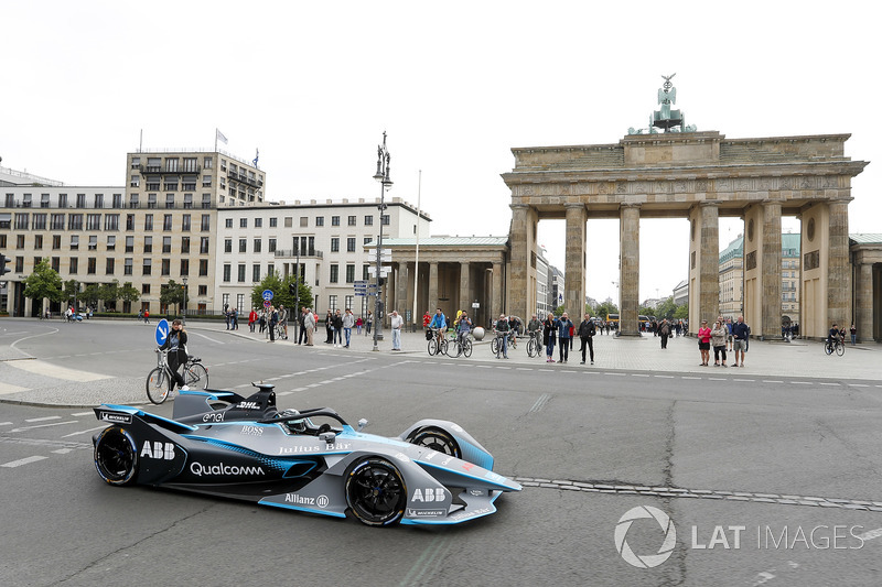 El campeón mundial de Fórmula 1, Nico Rosberg, conduce el Fórmula E Gen2 por las calles de Berlín