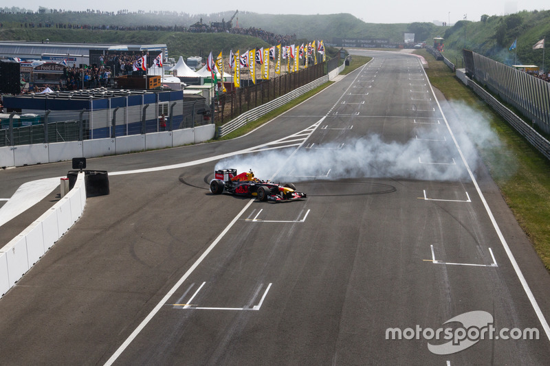 Макс Ферстаппен на гоночних днях за кермом RB8