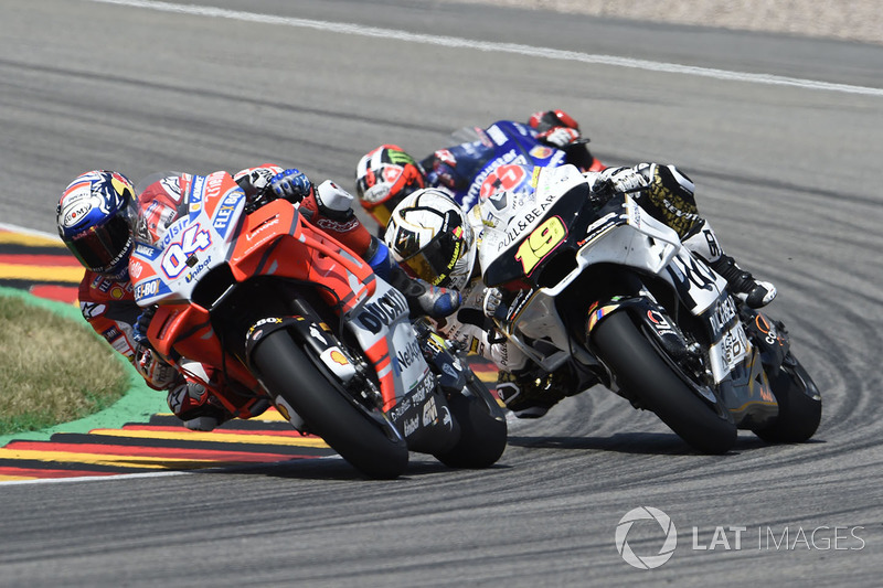 Andrea Dovizioso seguido por Álvaro Bautista y Maverick Viñales durante la carrera en Sachsenring