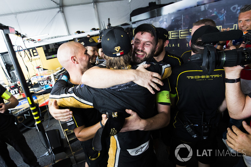 Jean-Eric Vergne, Techeetah, celebrates with his team in the garage after winning the championship