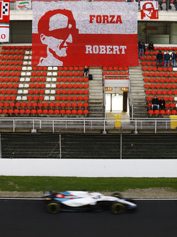 Robert Kubica, Williams FW41, passes a banner made by his Polish fans