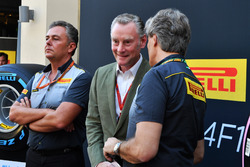 Sean Bratches, Formula One Operasyon Direktörü, Roberto Boccafogli, Pirelli İletişim Sorumlusu, Mari