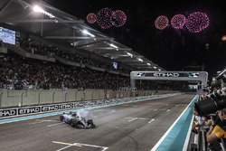 Lewis Hamilton, Mercedes-Benz F1 W08 donut yapıyor