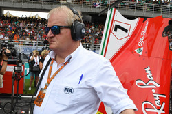Jo Bauer, FIA Technical Delegate watches Ferrari mechanics around the car of Kimi Raikkonen, Ferrari SF70H