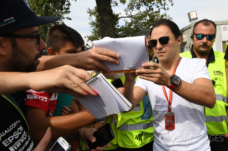 Felipe Massa, Williams signs autographs for the fans