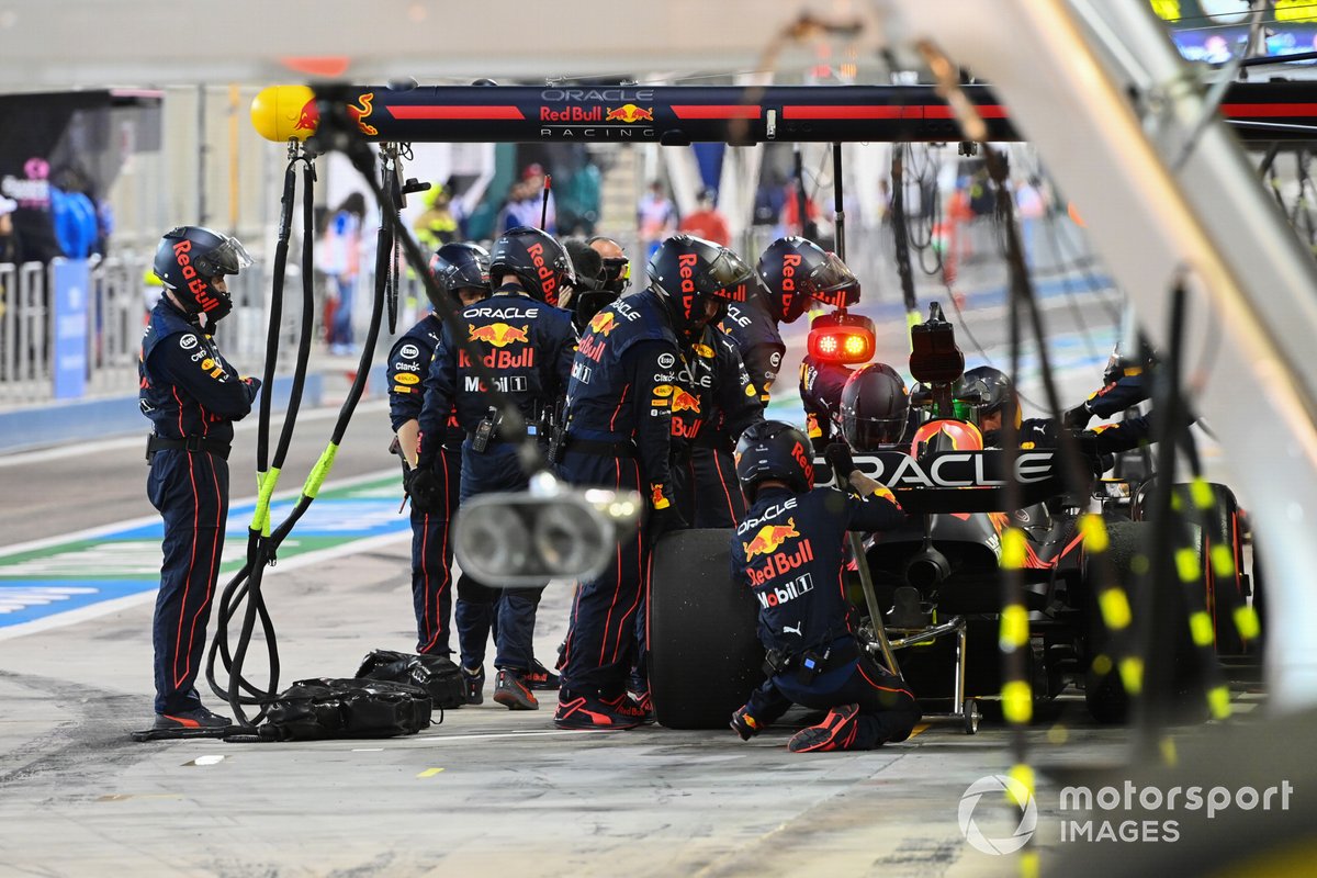 Max Verstappen, Red Bull Racing RB18, se retira.