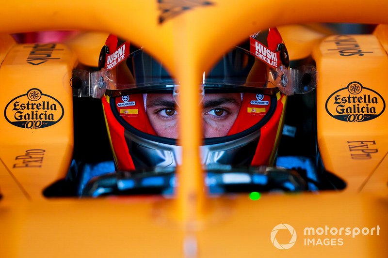 Carlos Sainz, McLaren MCL35, dans son stand