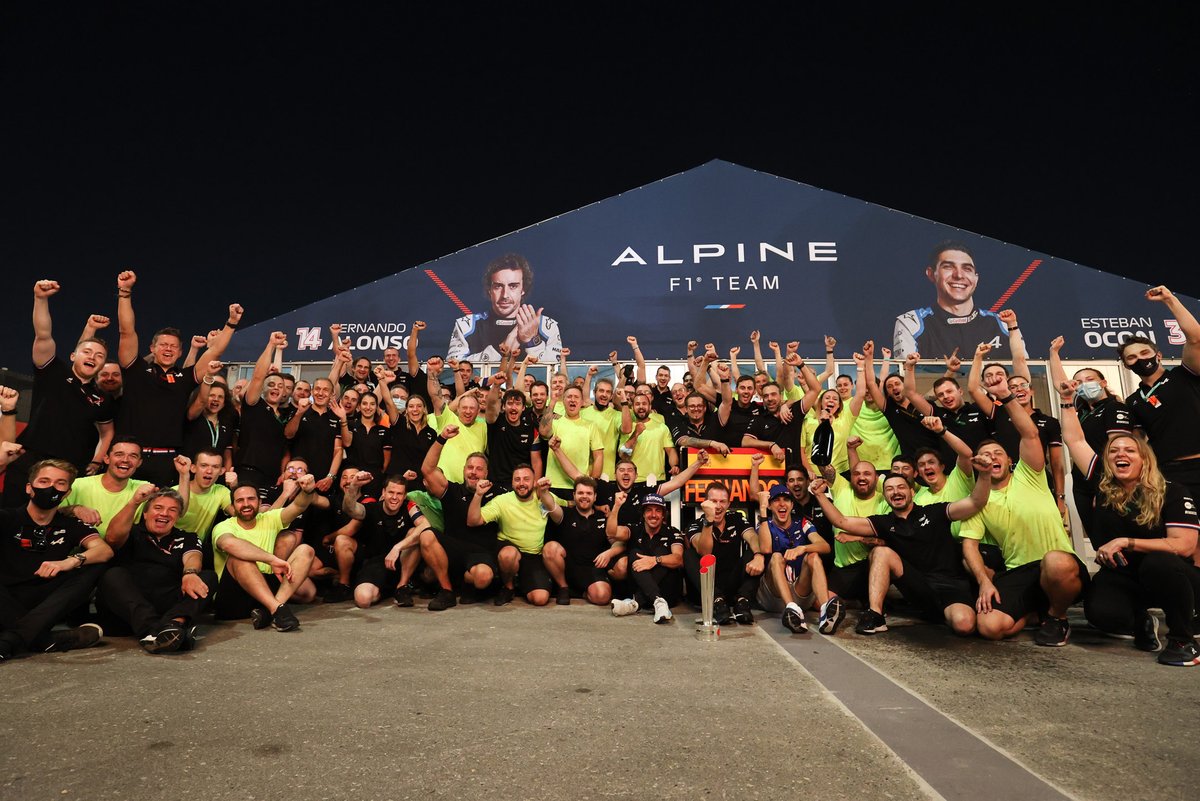 Fernando Alonso, Esteban Ocon, Alpine merayakan bersama tim