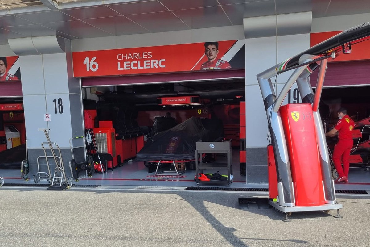 La Ferrari SF21 di Charles Leclerc sotto al telo del parco chiuso nei box di Doha: telaio cambiato!