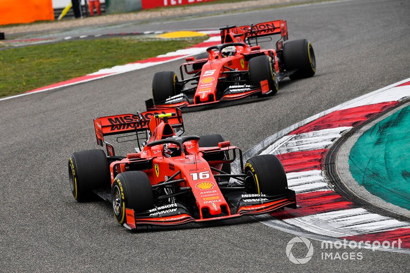 Шарль Леклер, Ferrari SF90, попереду Себастьяна Феттеля, Ferrari SF90