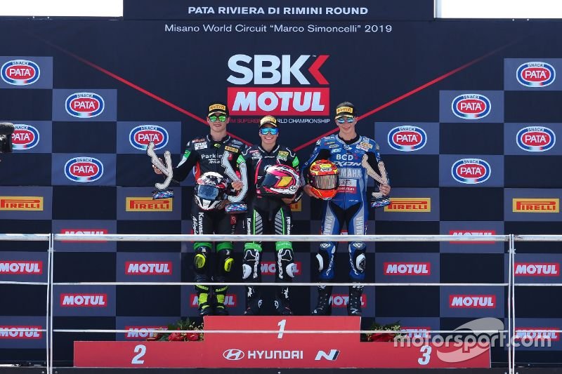 Podium : victoire pour Ana Carrasco, Kawasaki, devant Manuel Gonzalez, Kawasaki, et Andy Verdoïa, Yamaha