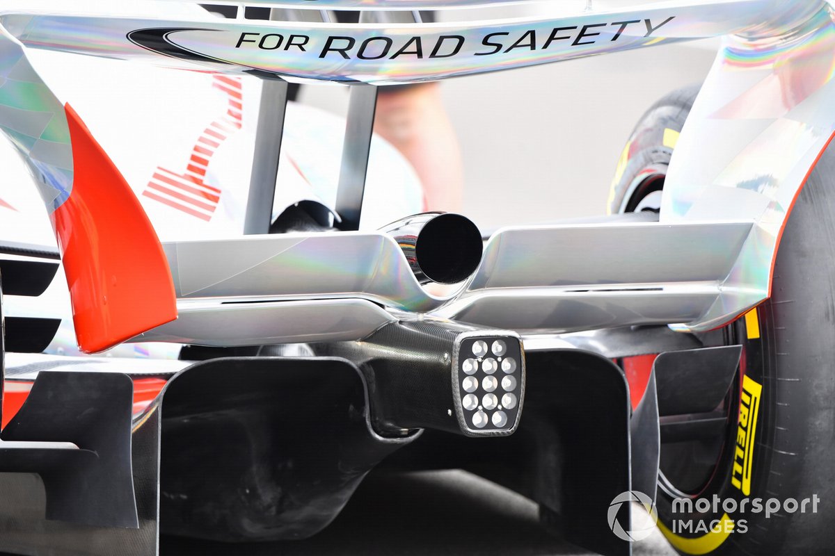 El evento de lanzamiento del coche de Fórmula 1 de 2022 en la parrilla de Silverstone. Detalle del difusor y del escape