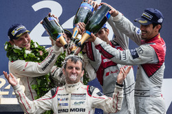 LMP1 podium: klasse en overall winnaar #2 Porsche Team Porsche 919 Hybrid: Romain Dumas krijgt een c