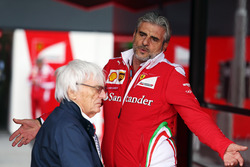 (Da sx a dx): Bernie Ecclestone, con Maurizio Arrivabene, Team Principal Ferrari