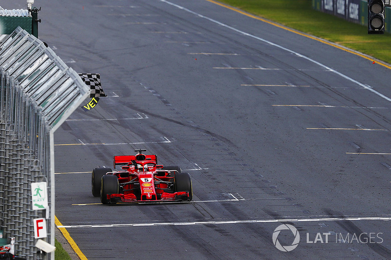 Sebastian Vettel, Ferrari SF71H, prende la bandiera a scacchi davanti a Lewis Hamilton, Mercedes AMG F1 W09