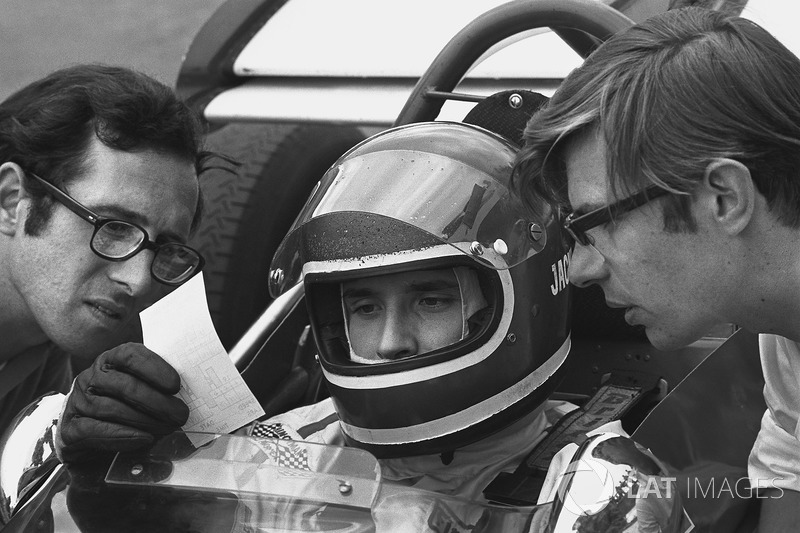 Mauro Forghieri, Direttore Tecnico della Ferrari, discute con Jack Ickx della 312B