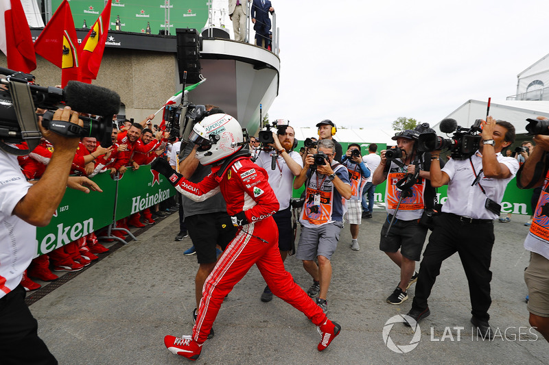 El ganador de la carrera de Canadá, Sebastian Vettel, Ferrari, celebra en parc ferme