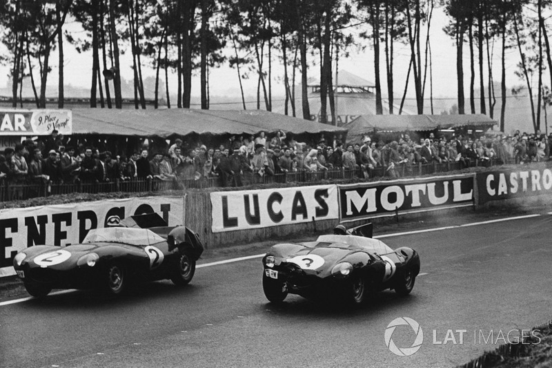Пол Фрер, Дезмонд Тіттерінгтон, Jaguar D-type, лідирують попереду Джек Ферман, Кен Вортон, Jaguar D-