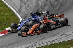 Stoffel Vandoorne, McLaren MCL32 ve Marcus Ericsson, Sauber C36