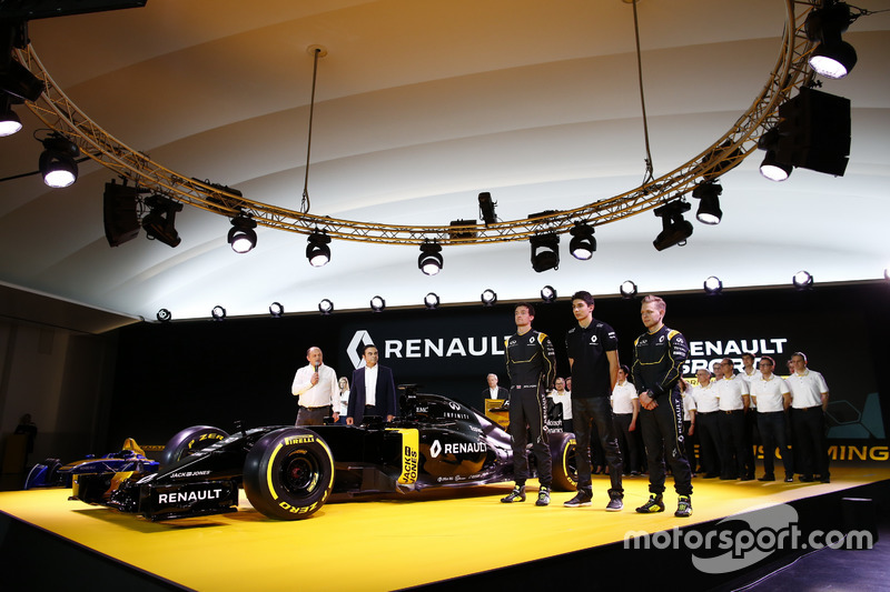 7. Jolyon Palmer, Kevin Magnussen und Testfahrer Esteban Ocon, mit Renault-Präsident Carlos Ghosn, und Teammanager Frederic Vasseur