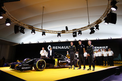 Renault F1 rijders Jolyon Palmer, Kevin Magnussen en Esteban Ocon, met Carlos Ghosn, Renault Preside