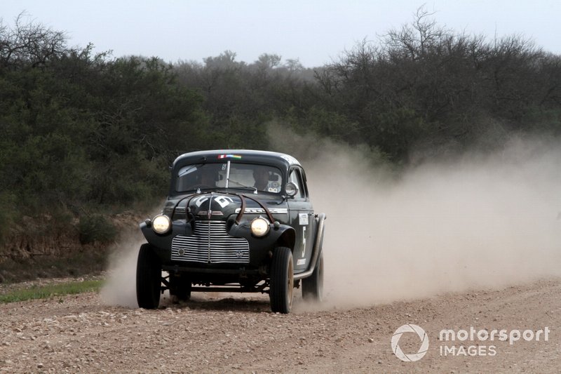 El Chevrolet Coupe de 1940 con el que, ya oficial, Fangio lograría el campeonato tras una dura lucha contra el Ford de Óscar Gálvez.