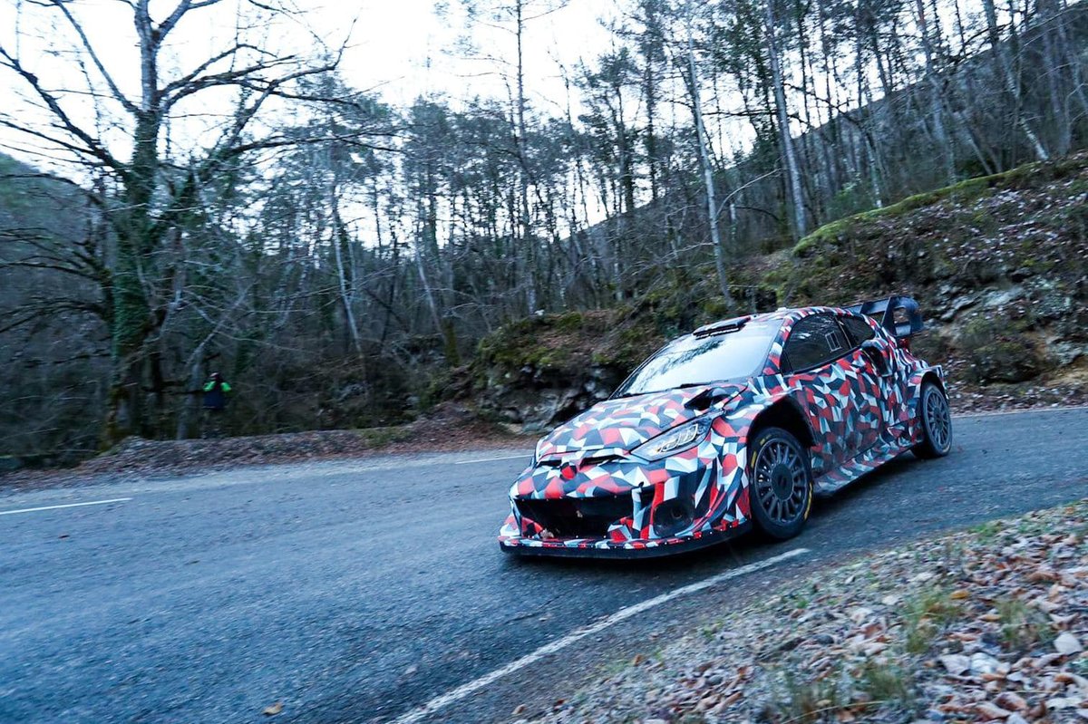 Sebastien Ogier dan navigator Benjamin Veillas saat menguji Toyota Yaris Rally1, beberapa waktu lalu.