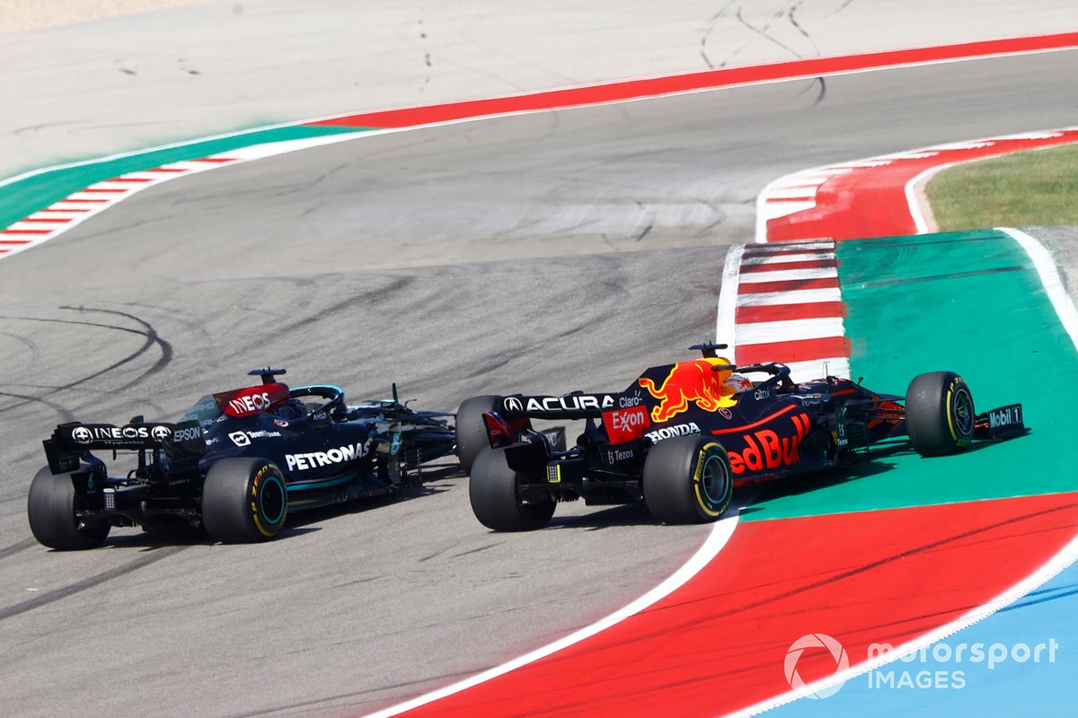 Max Verstappen, Red Bull Racing RB16B, lotta con Lewis Hamilton, Mercedes W12