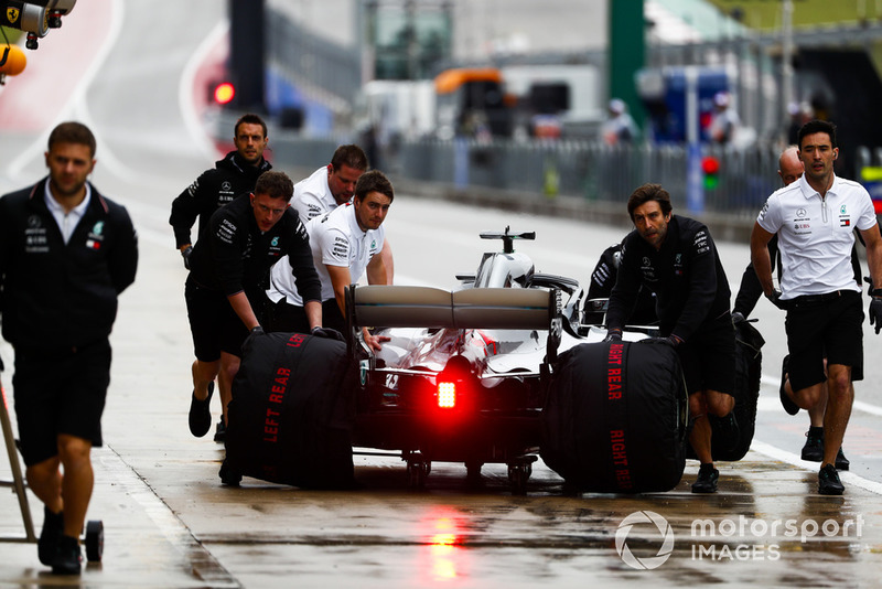 Lewis Hamilton, Mercedes AMG F1 W09 EQ Power+, est ramené au garage