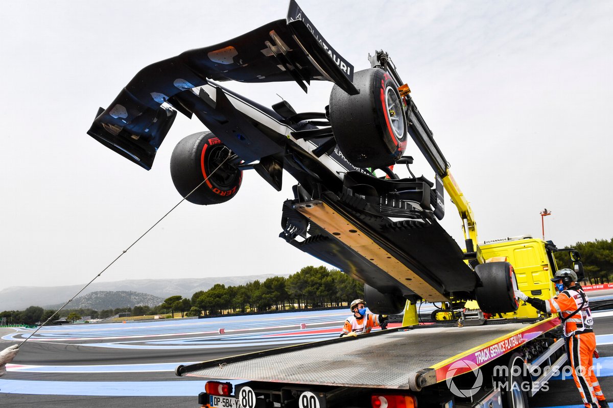 The damaged car of Yuki Tsunoda, AlphaTauri AT02, is loaded onto a truck