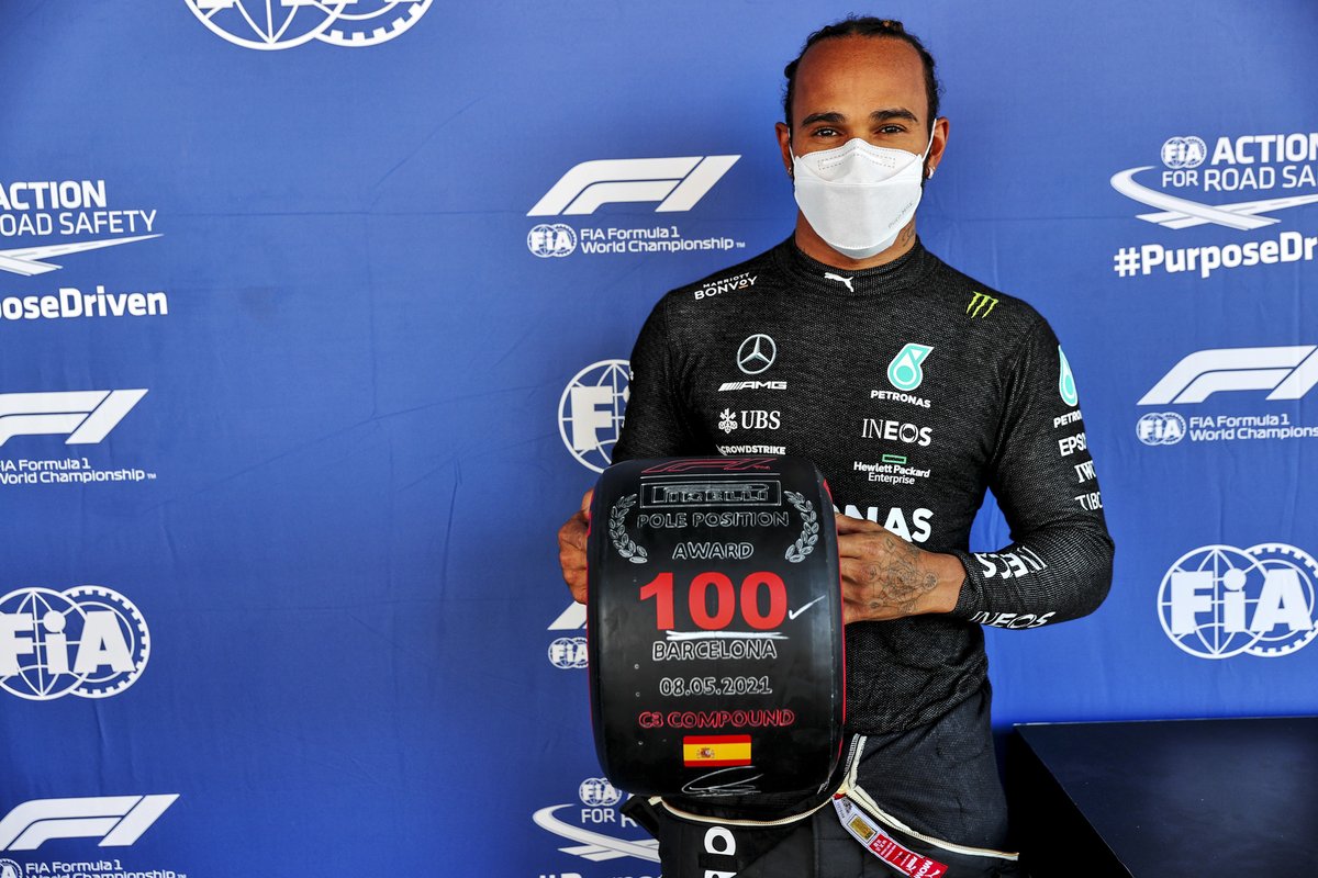 L'auteur de la pole position Lewis Hamilton, Mercedes avec la récompense Pirelli