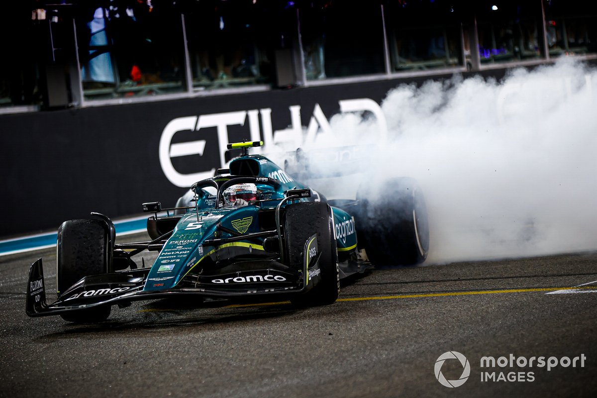 Sebastian Vettel, Aston Martin AMR22, fait des donuts à la fin de la course