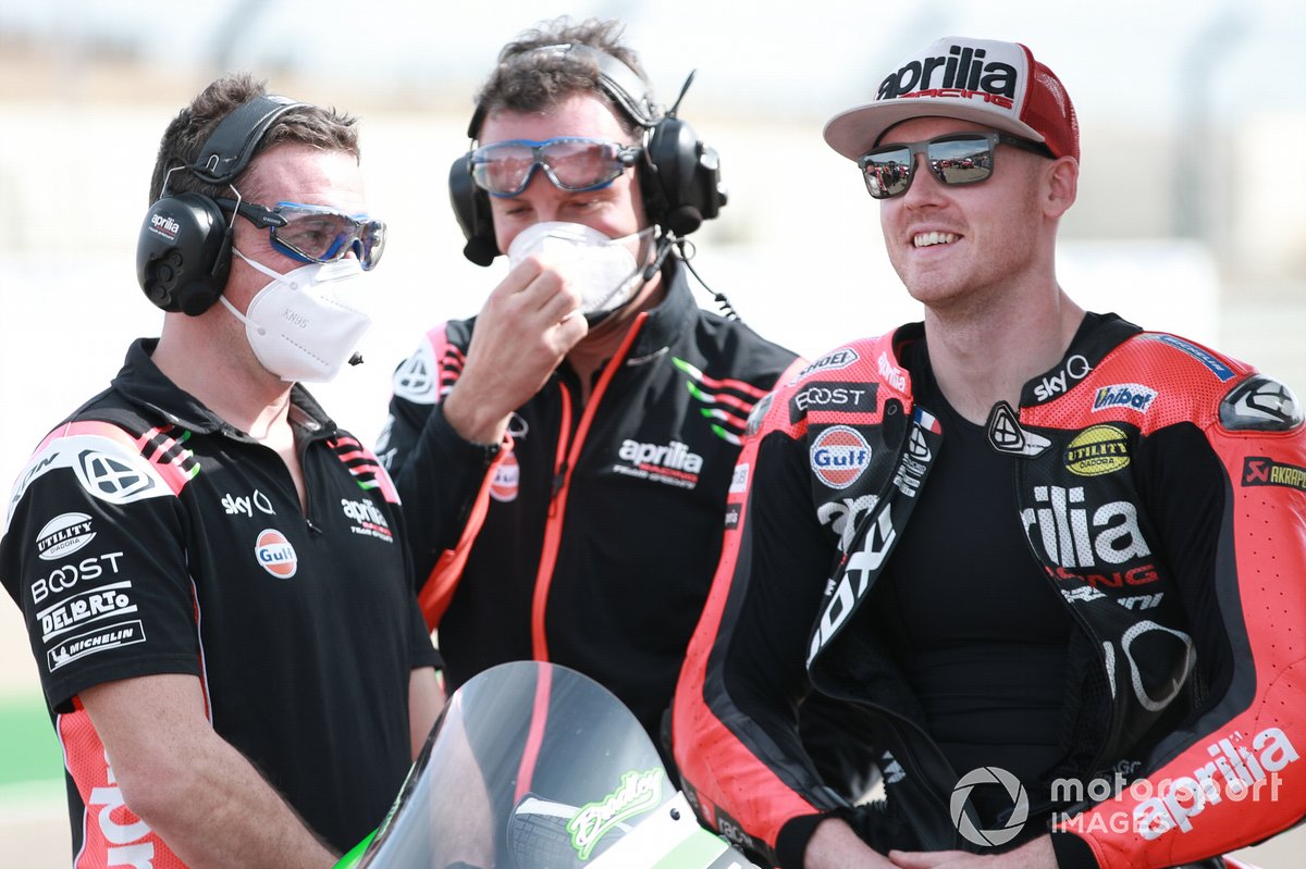 Bradley Smith, Aprilia Racing Team Gresini. Smith pernah mewakili Inggris di MotoGP antara 2013–2020 bersama Yamaha, KTM, dan Aprilia.