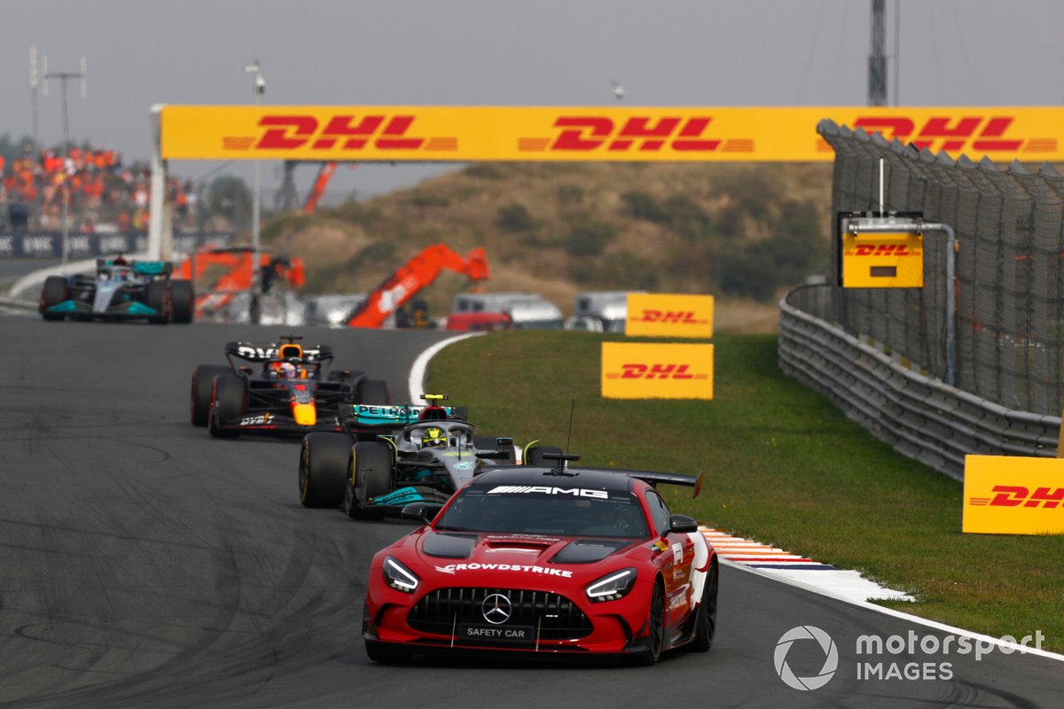 El Safety Car Lewis Hamilton, Mercedes W13, Max Verstappen, Red Bull Racing RB18, George Russell, Mercedes W13