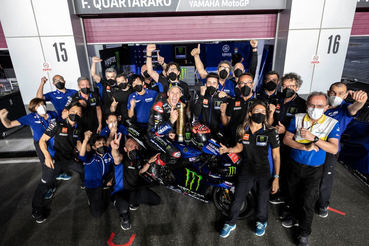 Pemenang MotoGP Doha 2021 Fabio Quartararo merayakan kesuksesan bersama kru Tim Yamaha Factory Racing.