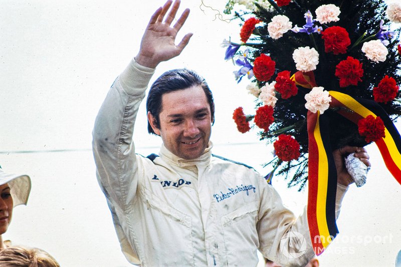 Podio: el ganador de la carrera Pedro Rodríguez, BRM
