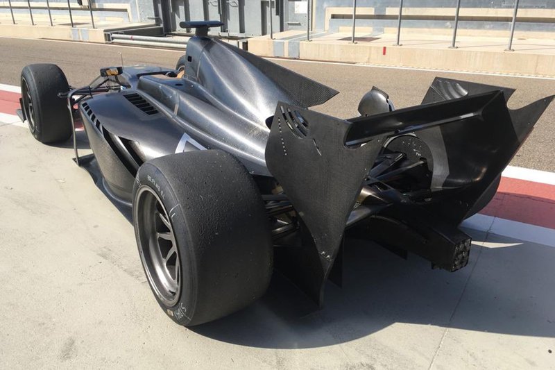 Monoposto di FIA F2 con pneumatici Pirelli da 18
