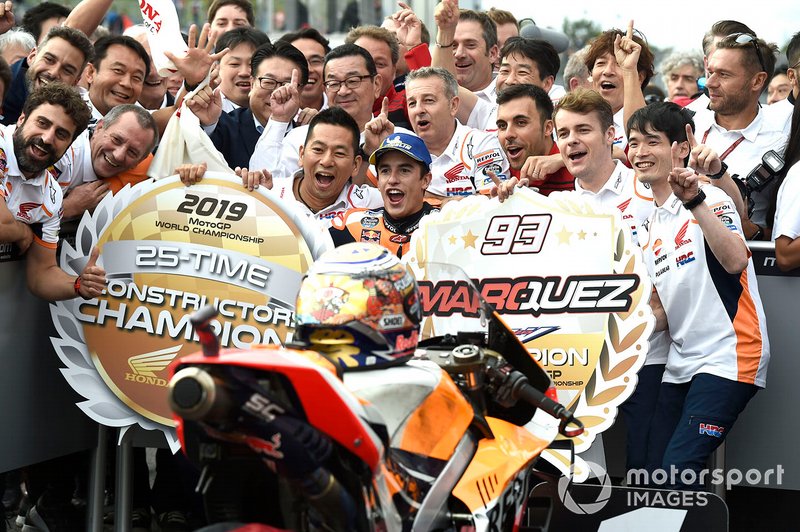 Marc Marquez poseert met zijn team na het winnen van de Japanse GP.