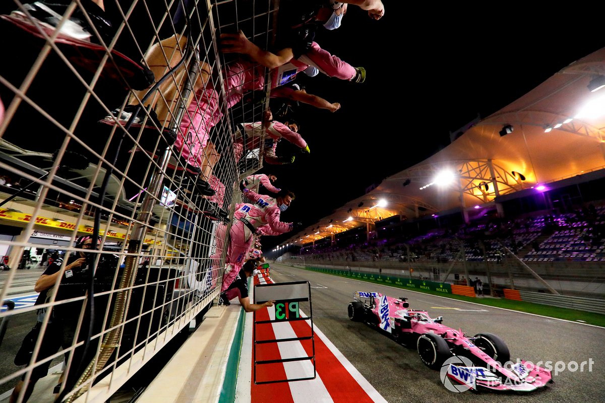 Ganador Sergio Pérez, Racing Point RP20, cruza la meta