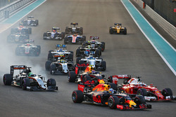 Nico Hülkenberg, Sahara Force India F1 VJM09 und Max Verstappen, Red Bull Racing RB12 beim Start zum