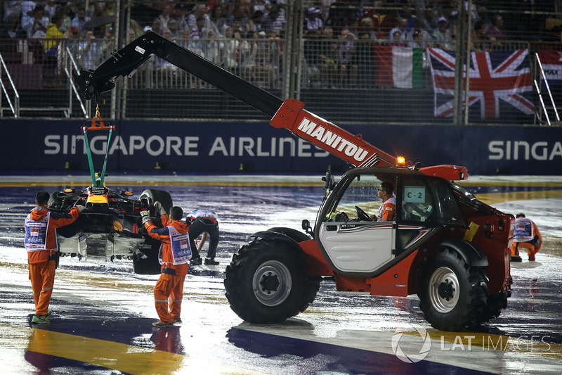 The car of Max Verstappen, Red Bull Racing RB13 is recovered by Marshals after crashing out at the start of the race