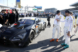 Гонщики DTM дивляться на Lexus LC500